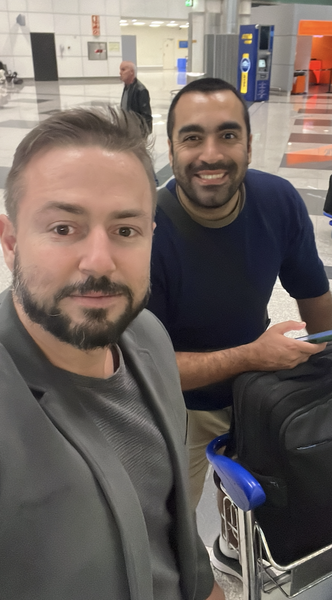 Reencontro no aeroporto — pessoa importante na chegada a Portugal.