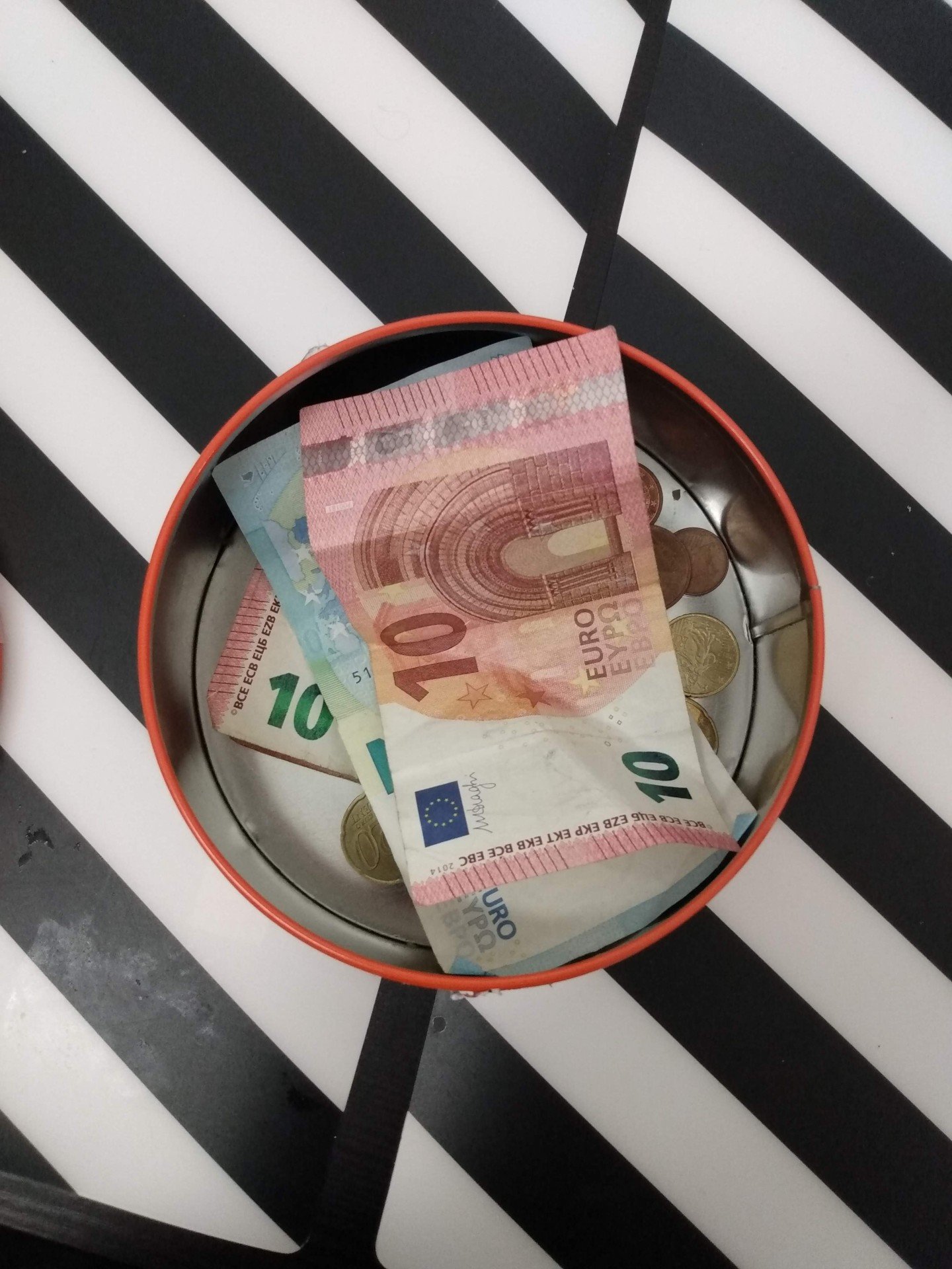 Dinheiro em euros sobre mesa, simbolizando pressão financeira da imigração.