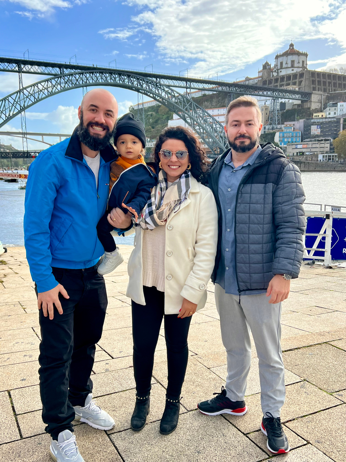 Autor com amigos e criança no Porto, representando pertencimento, família e futuro.
