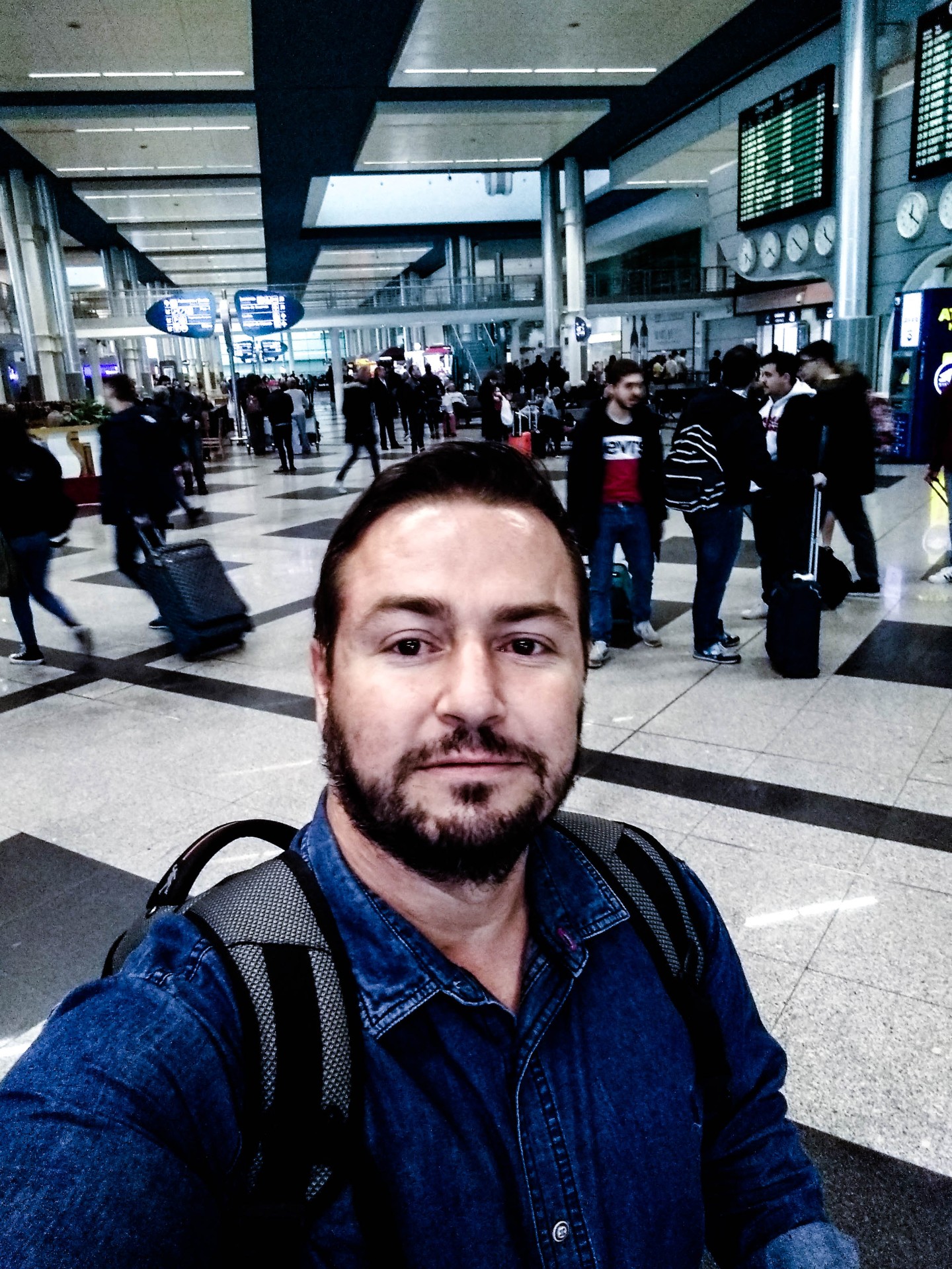 Autor chegando a Portugal em aeroporto, representando o início da jornada migratória.