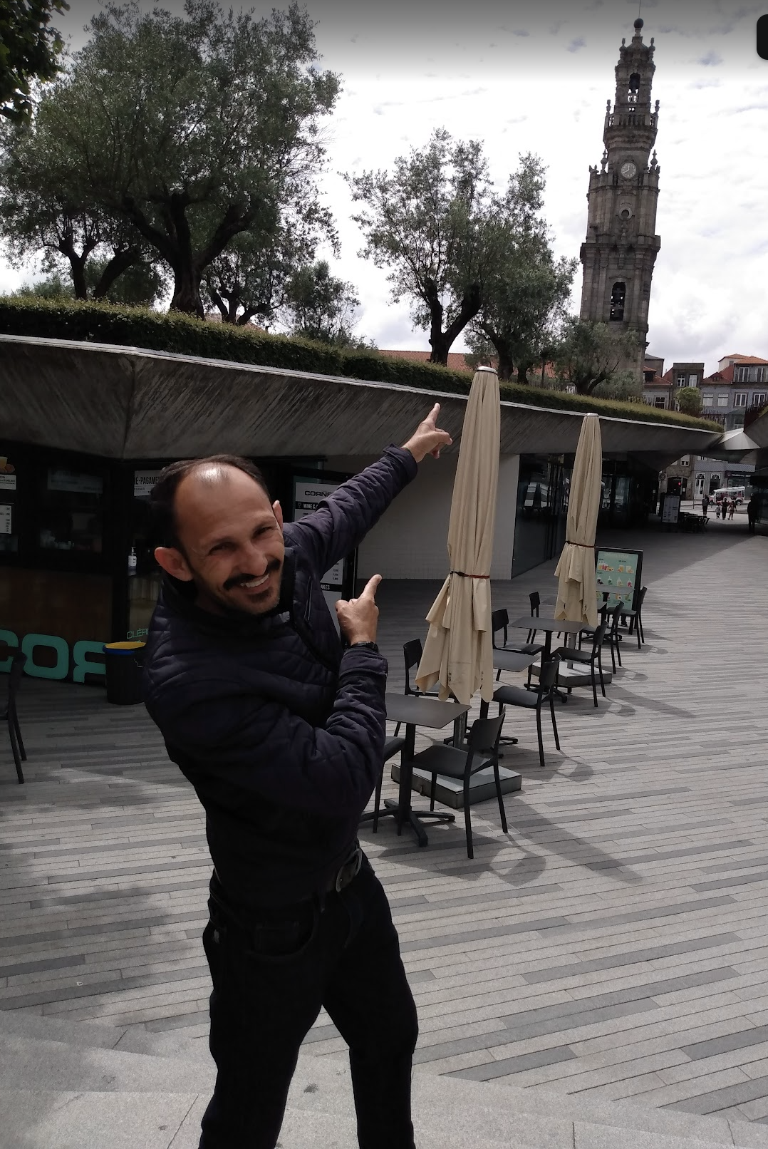 Pessoa importante na jornada, em frente à Torre dos Clérigos, no Porto.