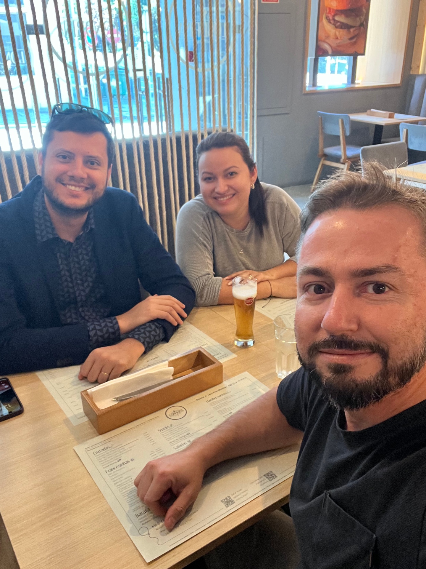 Momento de amizade e acolhimento à mesa em Portugal.