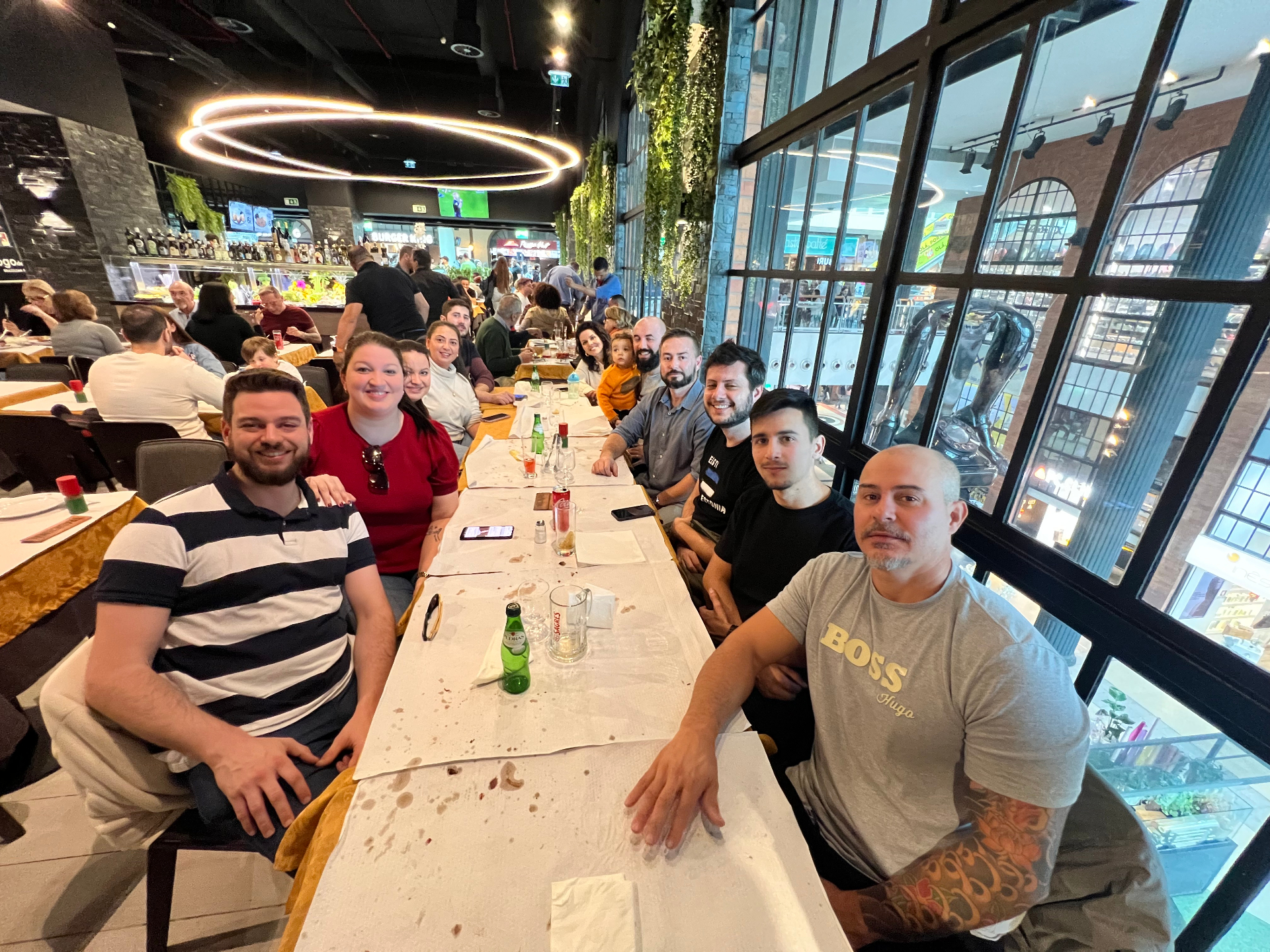 Grande encontro da comunidade reunida em restaurante, demonstrando força do coletivo.