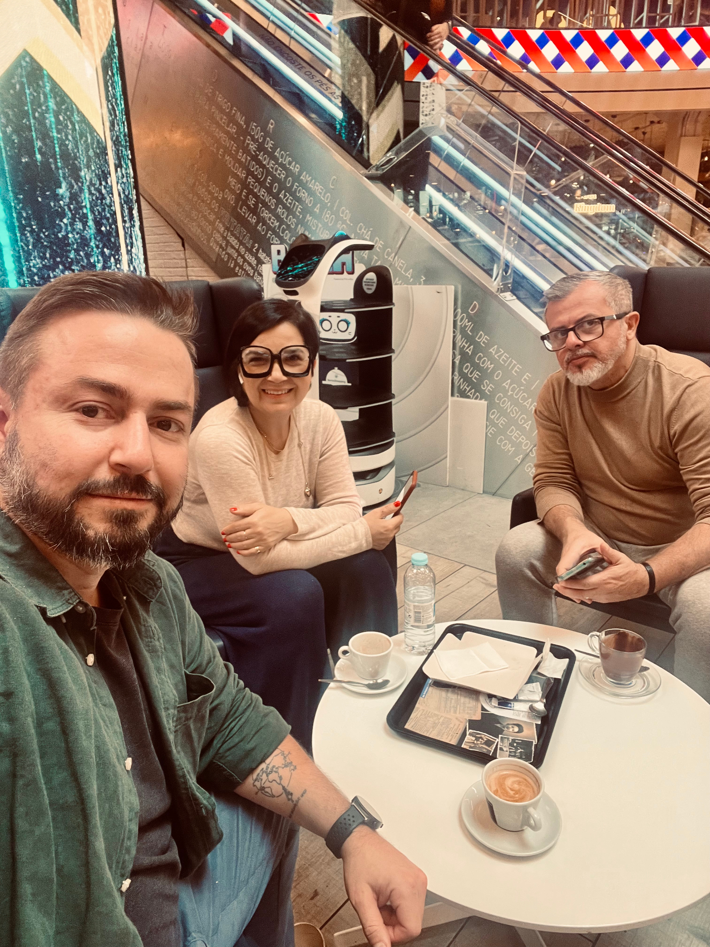Autor em encontro com amigos num café, representando conexão construída em Portugal.
